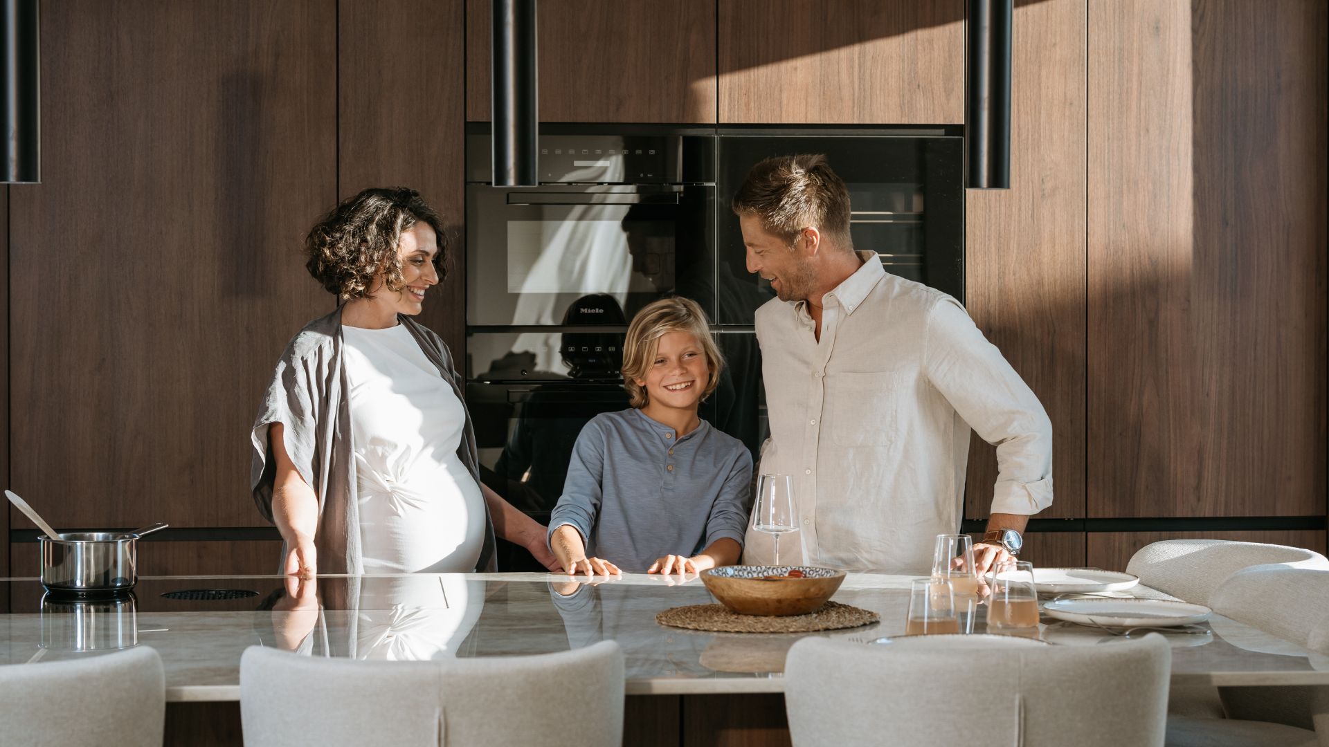 une-famille-heureuse-dans-la-cuisine